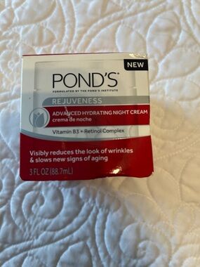 POND'S Rejuveness Advanced Hydrating Night Cream - Red